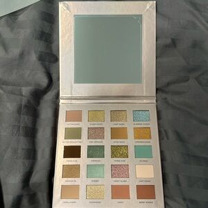 Iconic London: Treat yourself eyeshadow palate